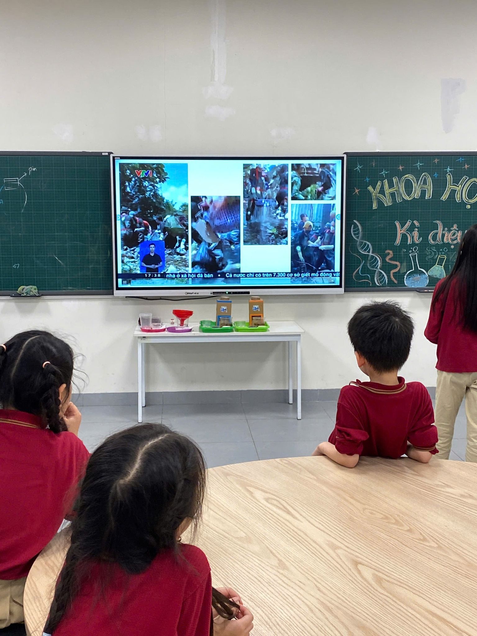 Học sinh tích cực tham gia thực hành dưới sự hướng dẫn của giáo viên