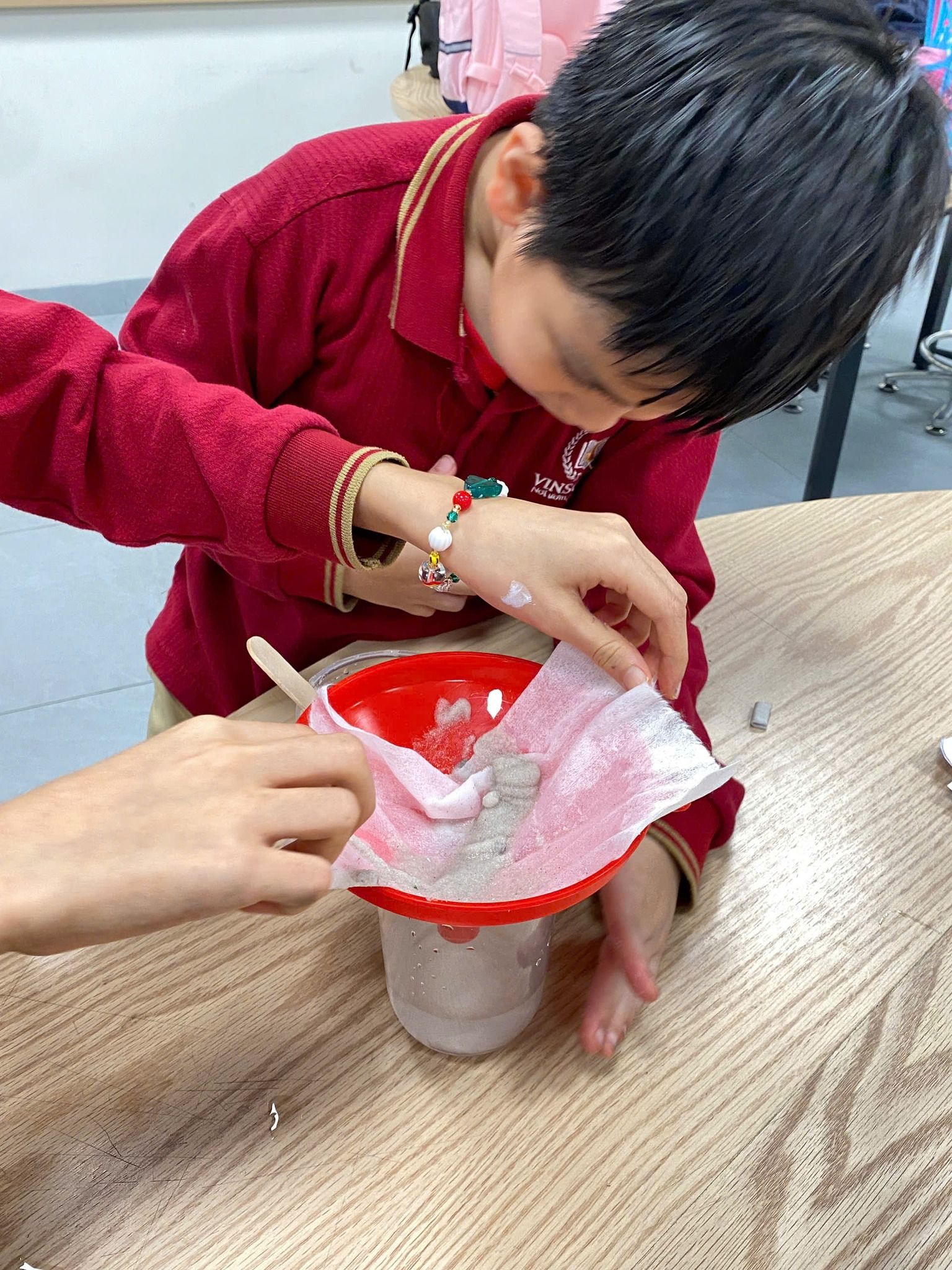 Học sinh tích cực tham gia thực hành dưới sự hướng dẫn của giáo viên