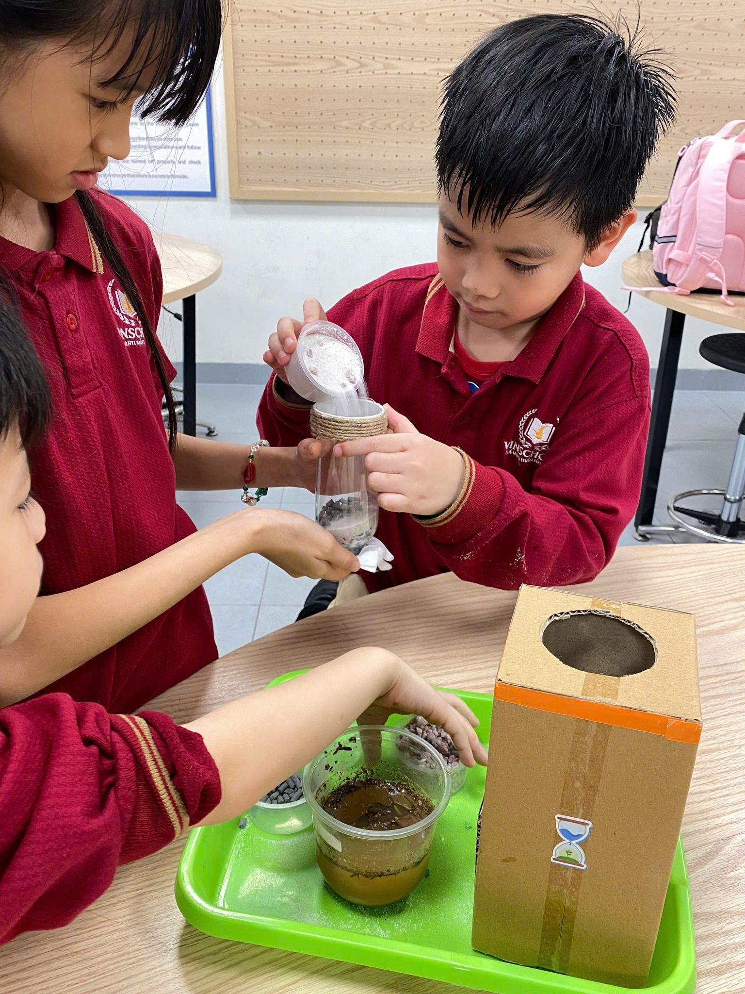 Học sinh tích cực tham gia thực hành dưới sự hướng dẫn của giáo viên