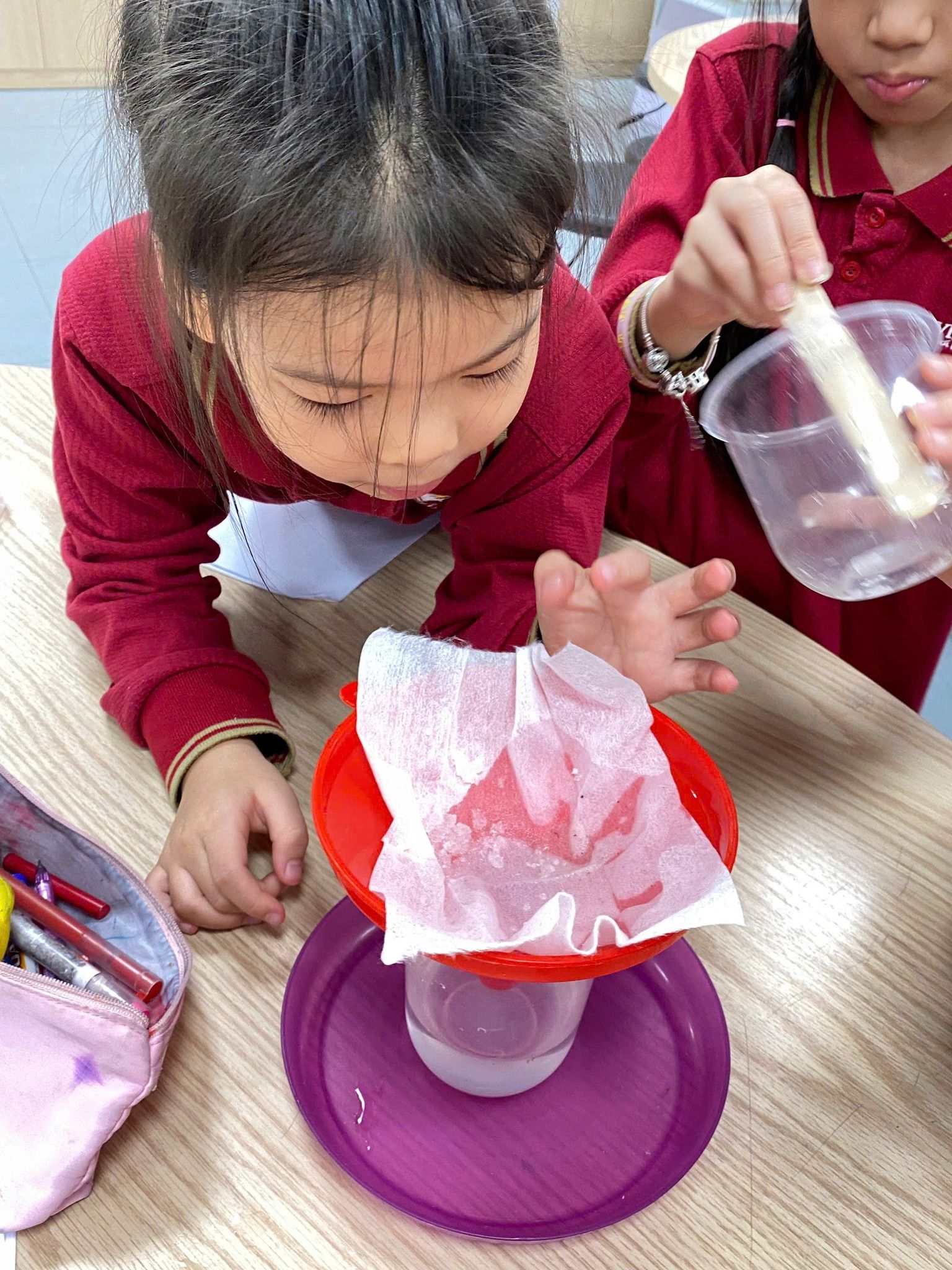 Học sinh tích cực tham gia thực hành dưới sự hướng dẫn của giáo viên