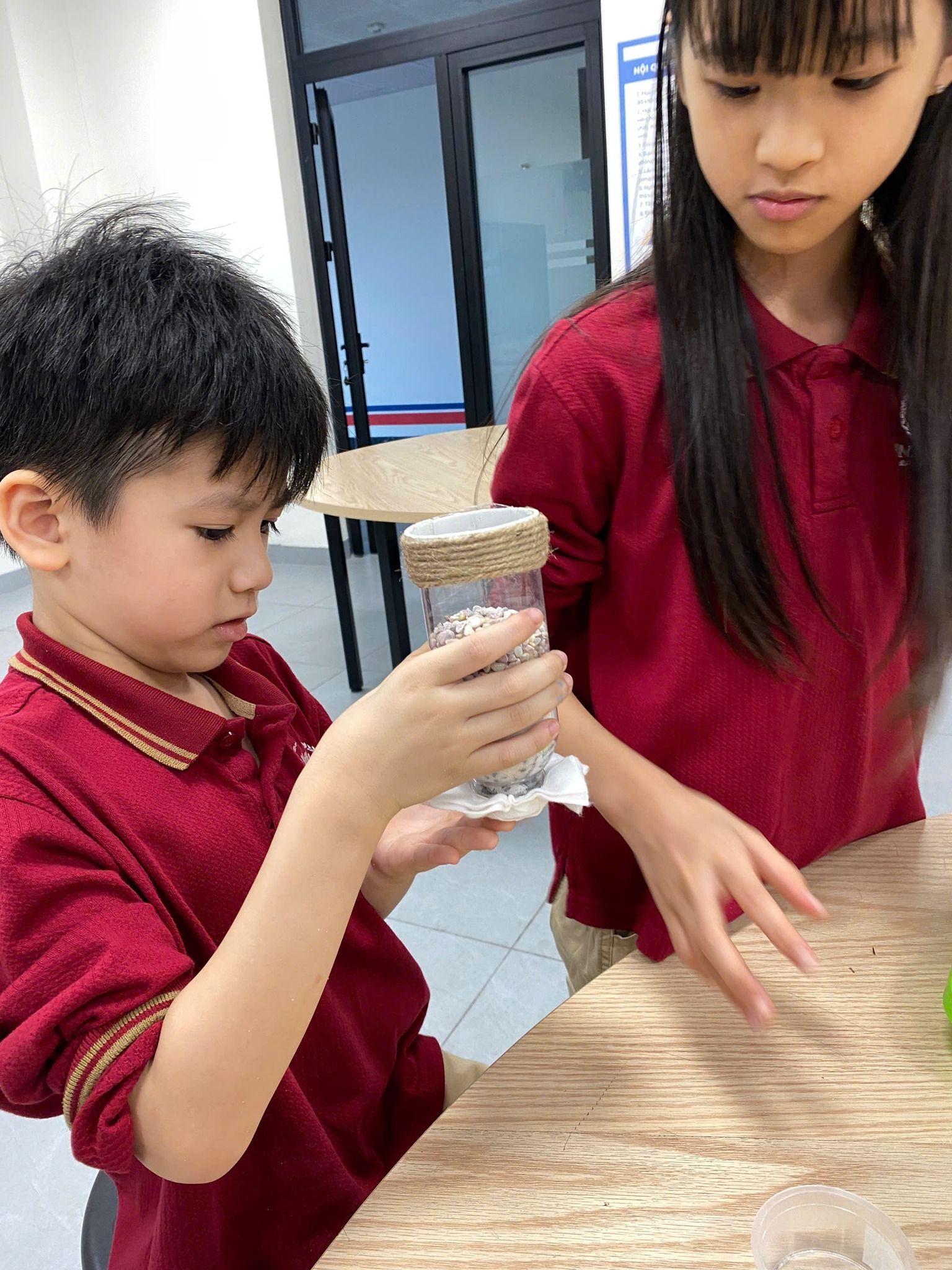 Học sinh tích cực tham gia thực hành dưới sự hướng dẫn của giáo viên