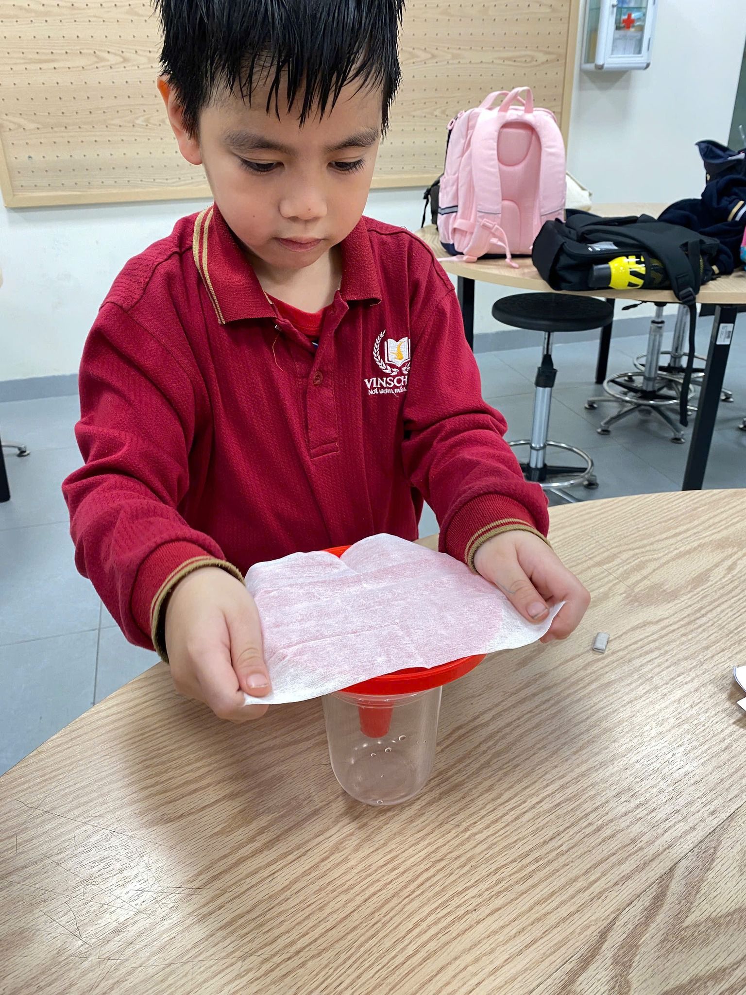 Học sinh tích cực tham gia thực hành dưới sự hướng dẫn của giáo viên