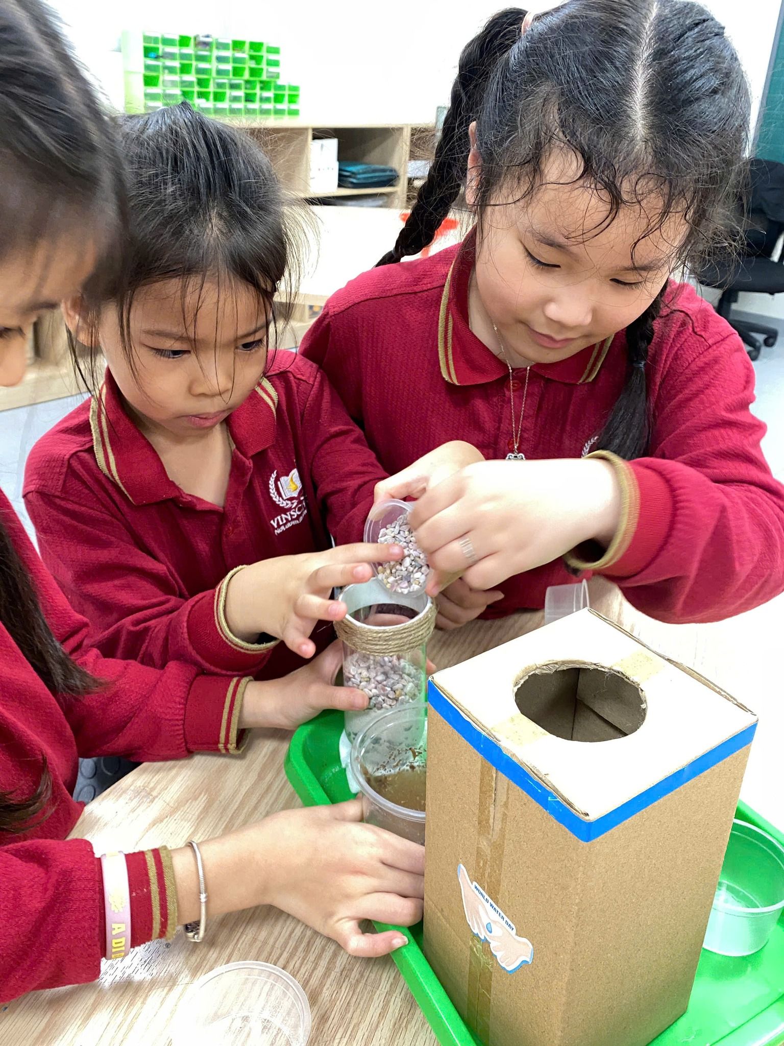 Học sinh tích cực tham gia thực hành dưới sự hướng dẫn của giáo viên