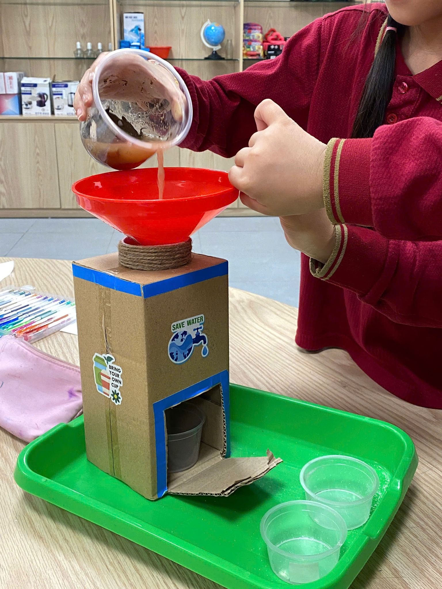 Học sinh tích cực tham gia thực hành dưới sự hướng dẫn của giáo viên