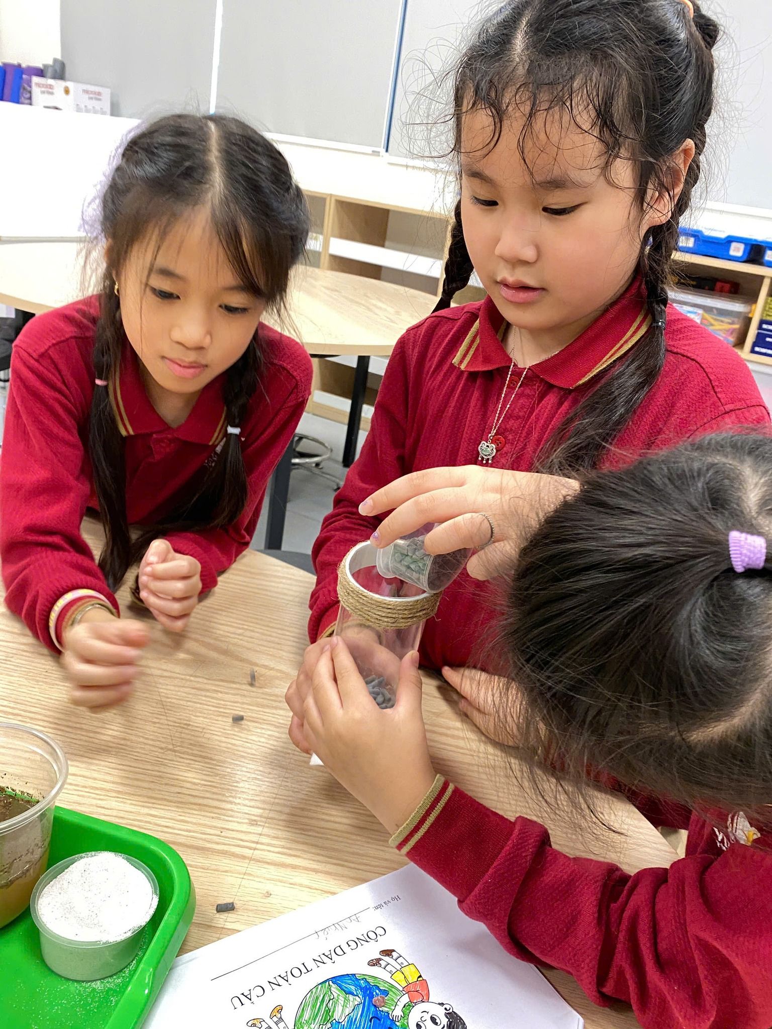 Học sinh tích cực tham gia thực hành dưới sự hướng dẫn của giáo viên