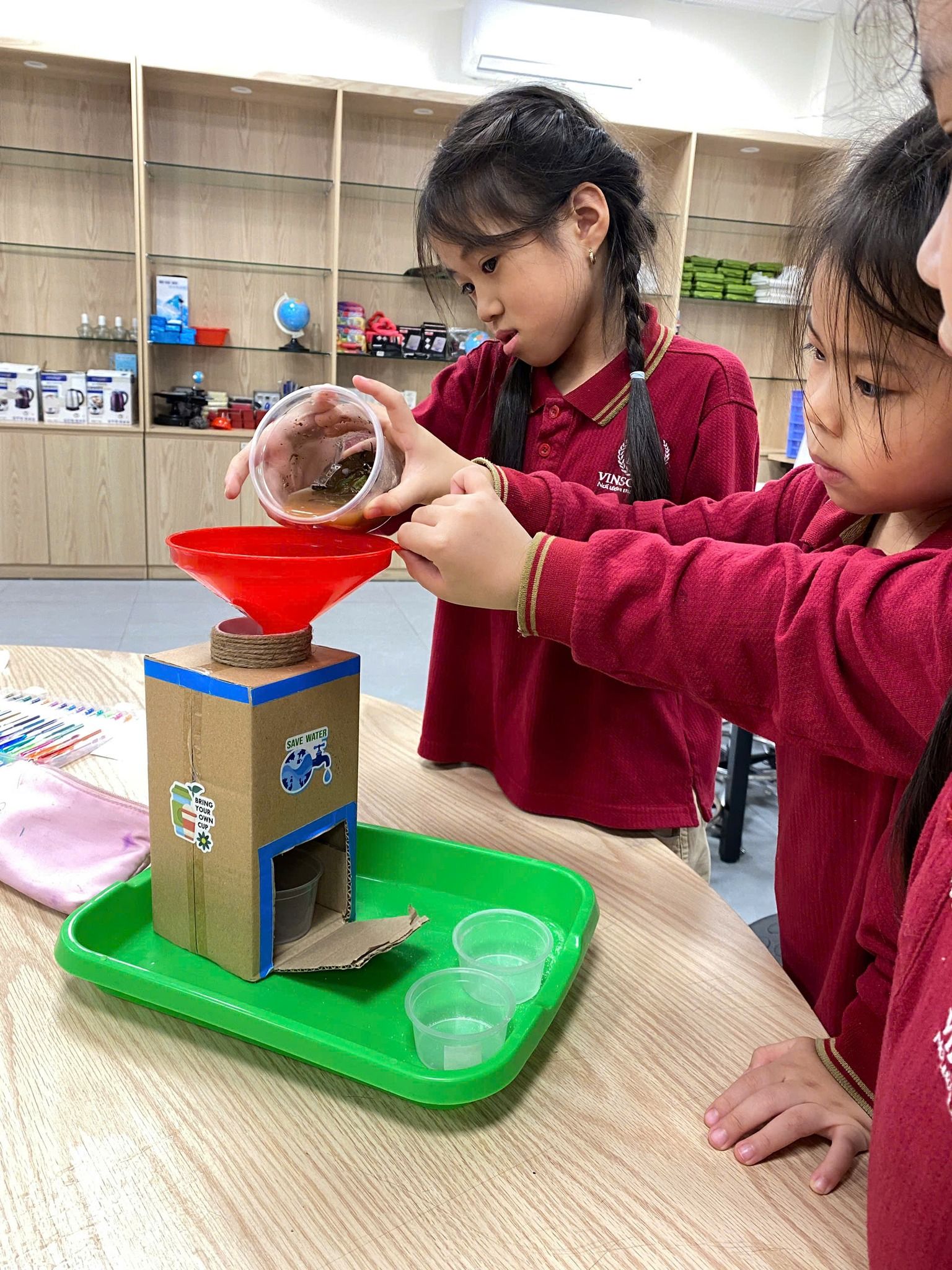 Học sinh tích cực tham gia thực hành dưới sự hướng dẫn của giáo viên