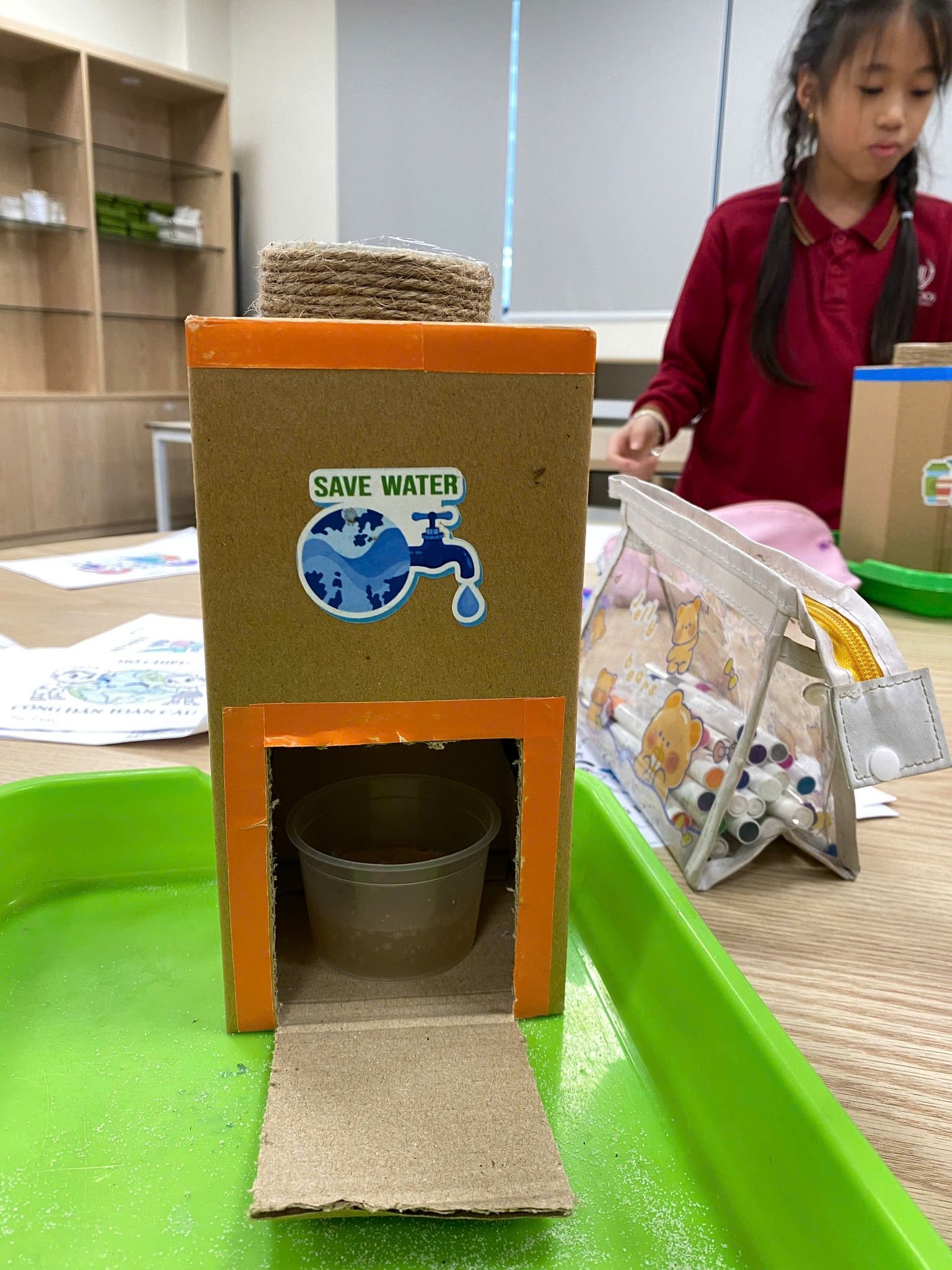 Học sinh tích cực tham gia thực hành dưới sự hướng dẫn của giáo viên