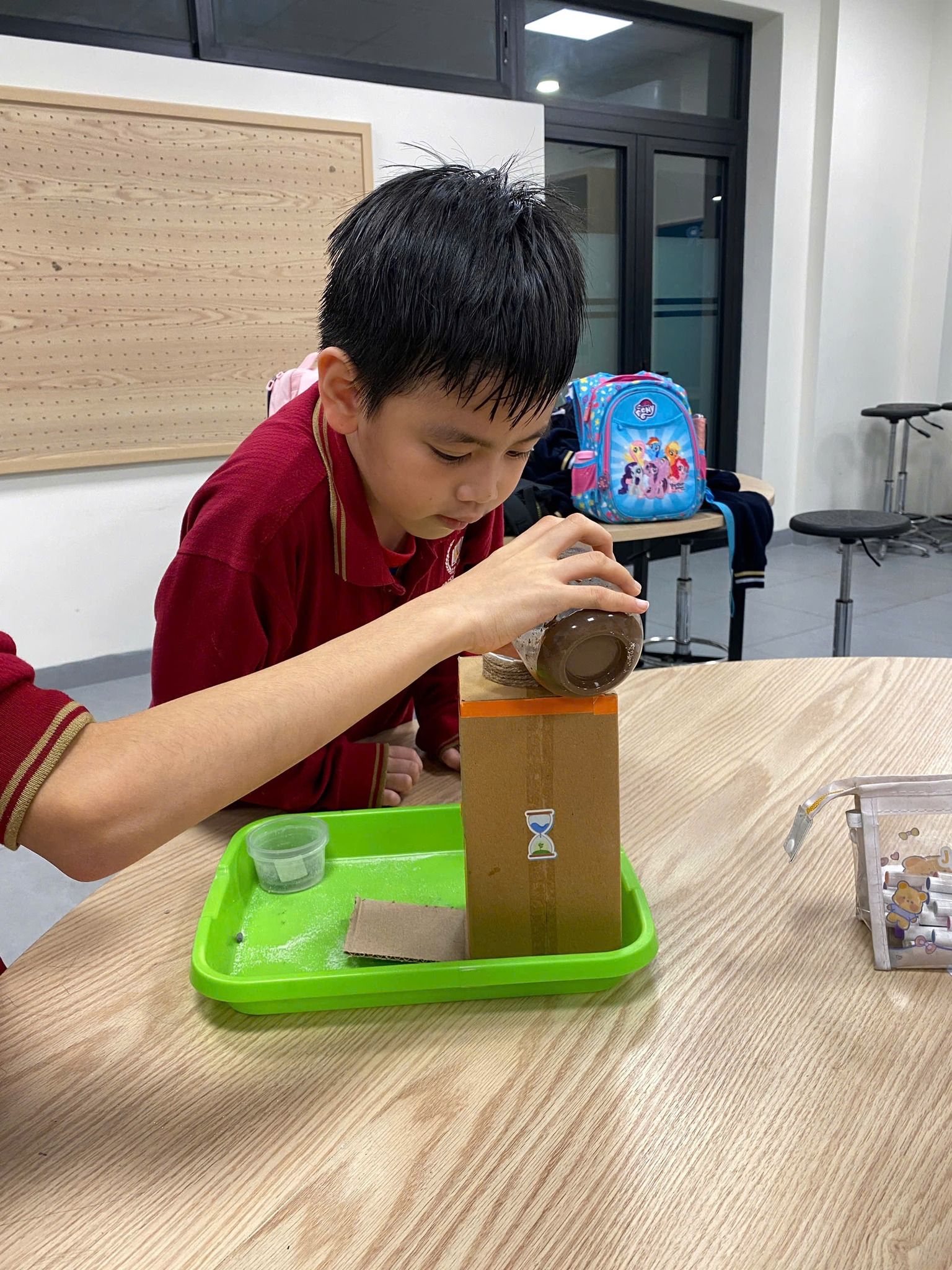 Học sinh tích cực tham gia thực hành dưới sự hướng dẫn của giáo viên